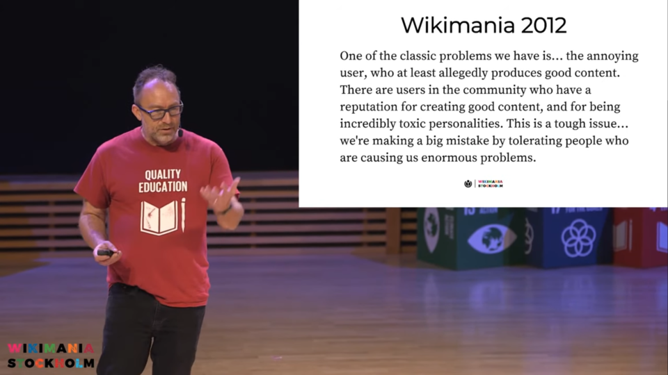 Jimmy Wales rääkimas Wikimania 2019 lõpupaneelis
